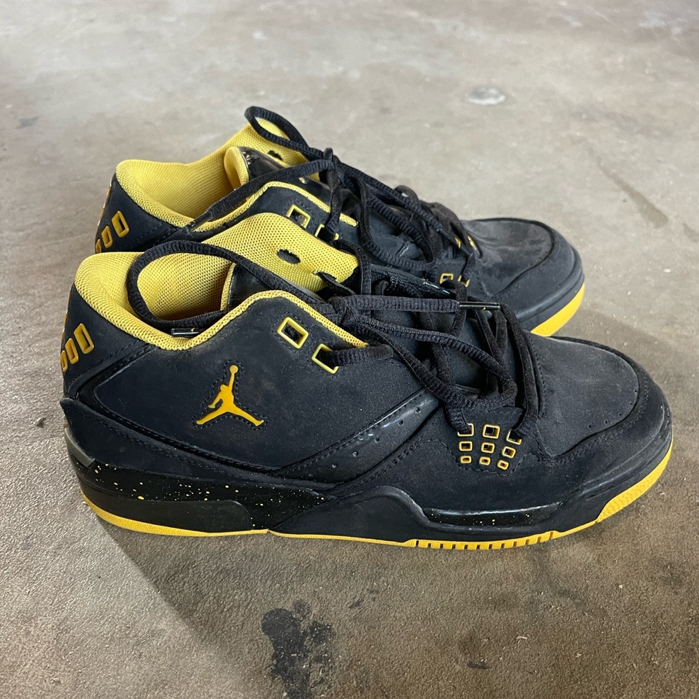 Jordan Flight 23 Retro- Boys size 6Y- Black and yellow